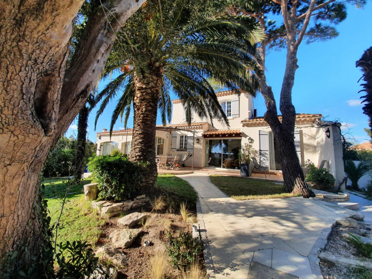 Chemin entre la piscine et la villa