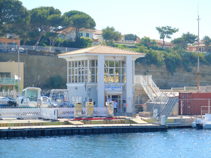 capitainerie_du_port_2.jpg