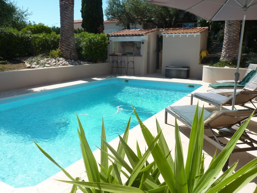 Piscine avec ses transats