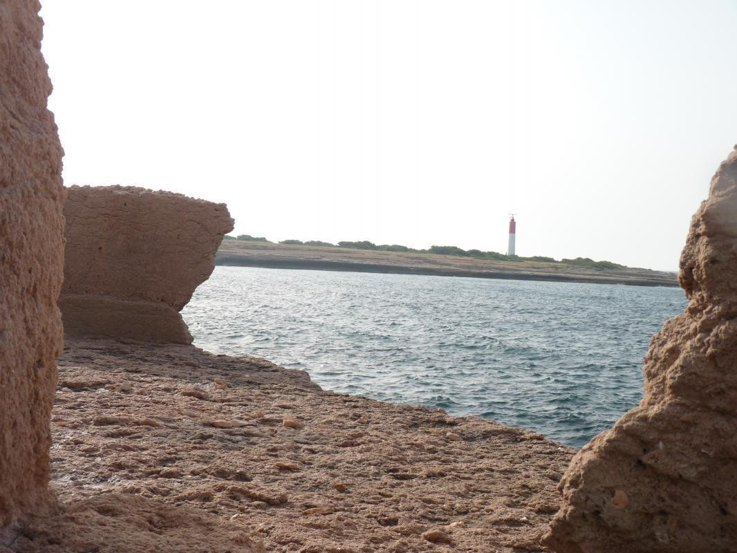 Le Baoutailla avec le phare au loin