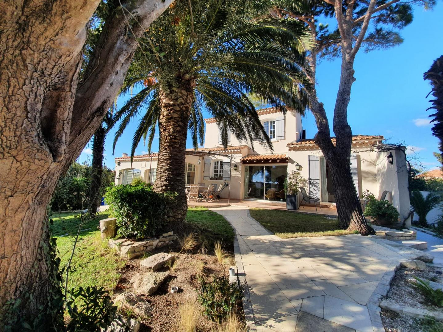 Chemin entre la piscine et la villa