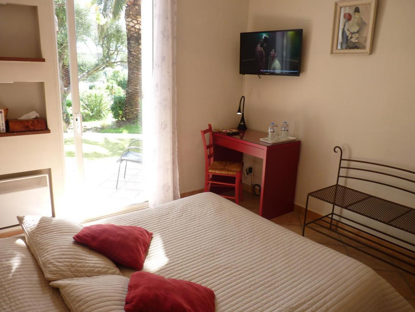 La chambre avec écran plat et bureau