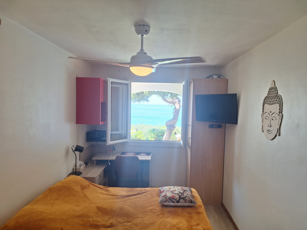 chambre_avec_ventilo_et_tv.jpg