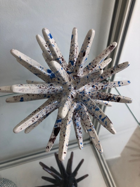 oursin-blanc-tachet-bleu-et-bordeaux-maill-14-cm-6390