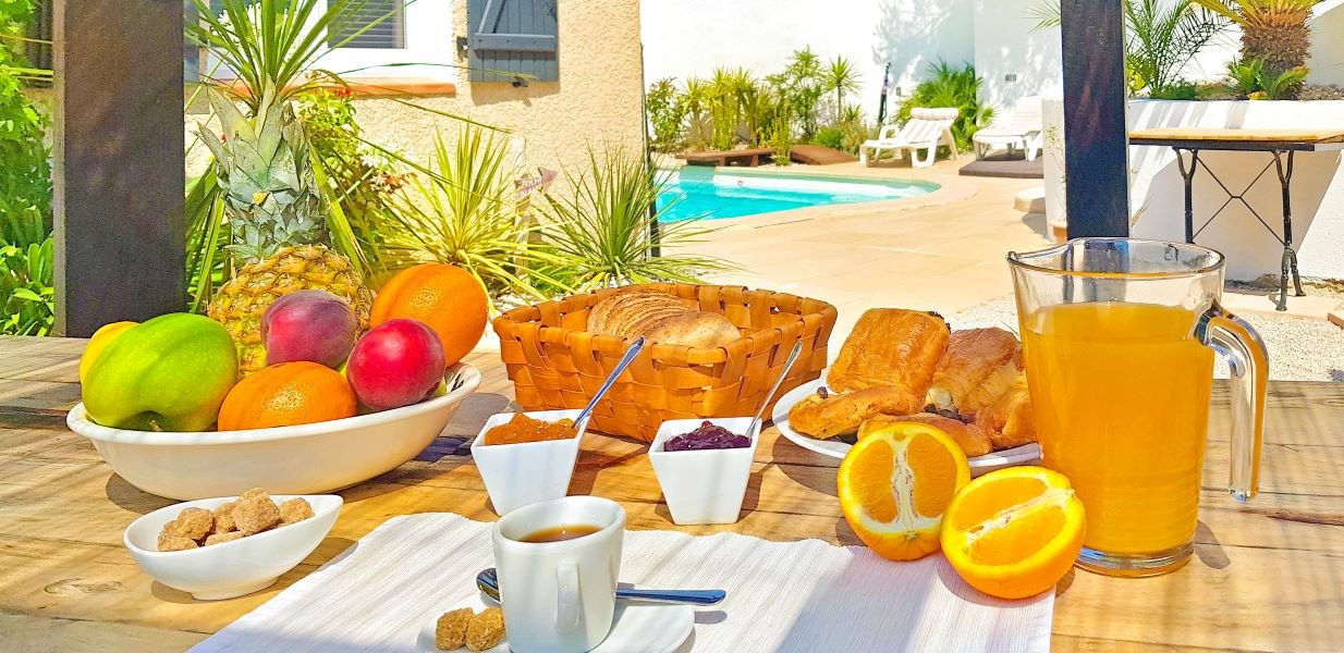 5_petit_dejeune_paisible_sous_la_pergola_redi.jpg